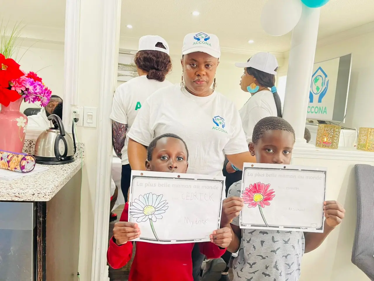 Enfants avec leurs réalisations lors d'une activité ACCONA